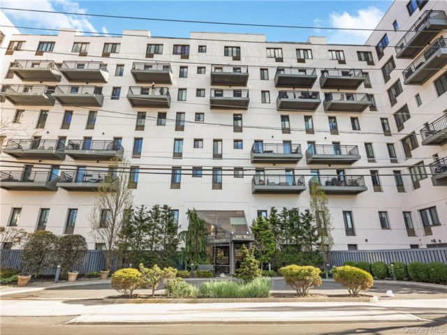  2 BR,  2.00 BTH &nbsp;High rise style home in Long Beach