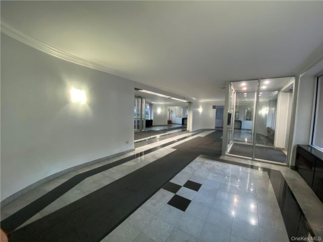  1 BR,  1.00 BTH &nbsp;Mid rise style home in Rego Park