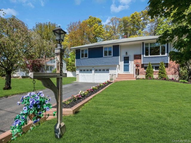  4 BR,  2.00 BTH &nbsp;Hi ranch style home in Islip Terrace