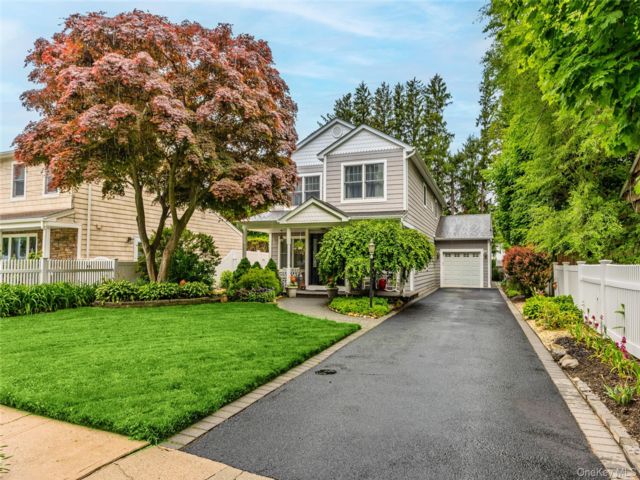  5 BR,  3.00 BTH &nbsp;Colonial style home in Huntington Station