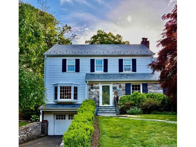  4 BR,  3.00 BTH &nbsp;Colonial style home in New Rochelle