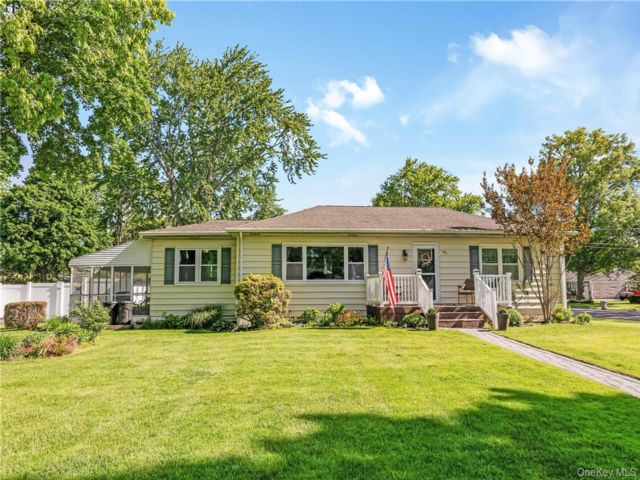  3 BR,  2.00 BTH &nbsp;Ranch style home in Hauppauge