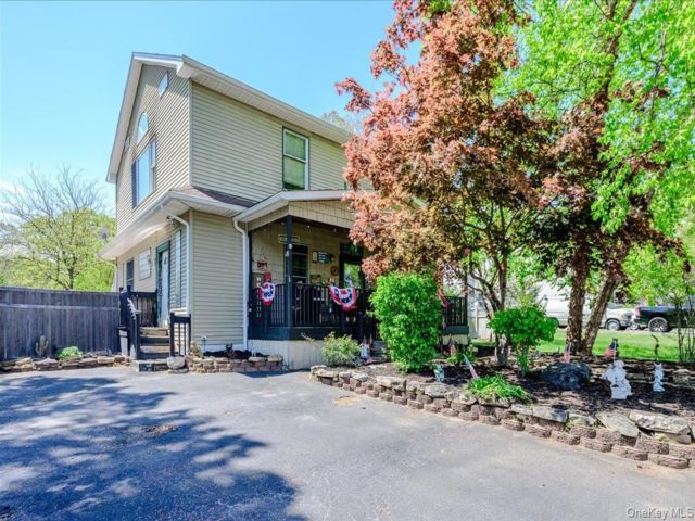  4 BR,  4.00 BTH &nbsp;Colonial style home in Holtsville