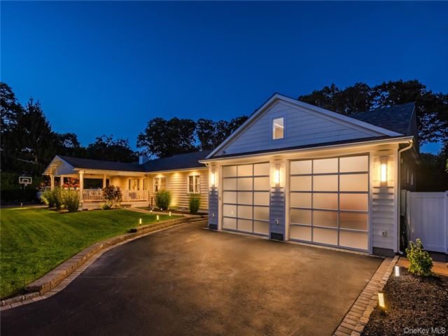  3 BR,  4.00 BTH &nbsp;Ranch style home in Shirley