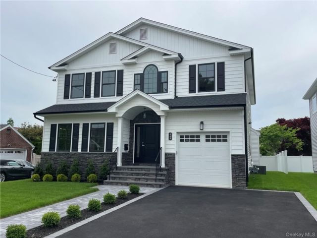  5 BR,  3.00 BTH &nbsp;Colonial style home in Mineola