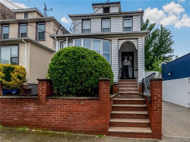  6 BR,  2.00 BTH &nbsp;A-frame style home in Pilgrim