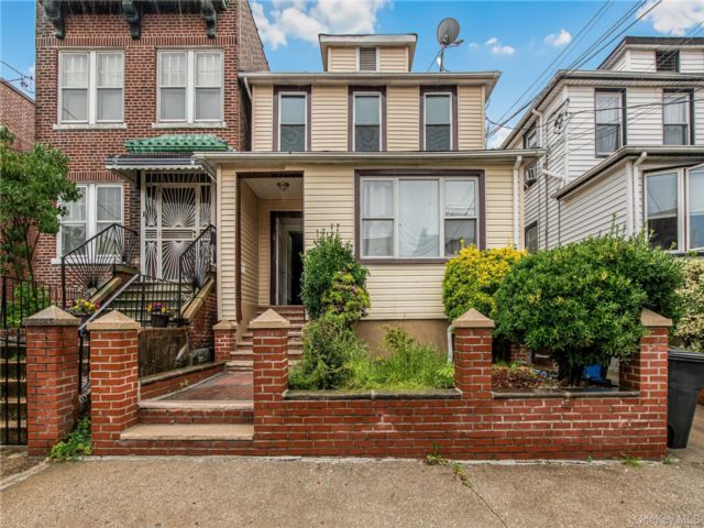 6 BR,  2.00 BTH &nbsp;A-frame style home in Pilgrim