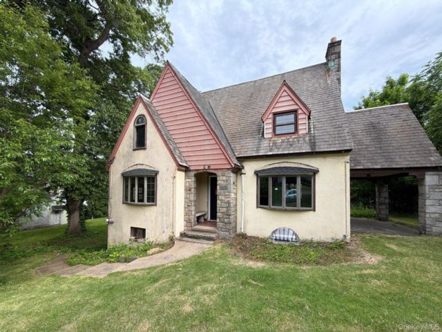  4 BR,  3.00 BTH &nbsp;Tudor style home in Glen Cove