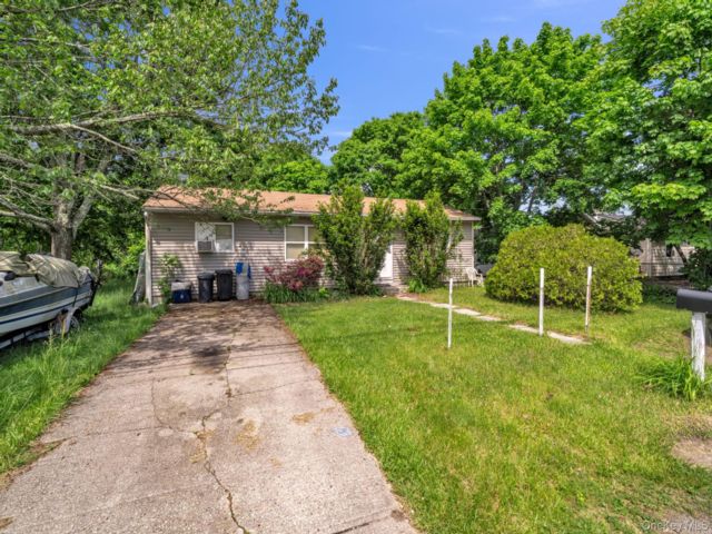  4 BR,  1.00 BTH &nbsp;Ranch style home in Patchogue
