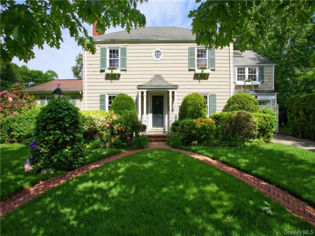  4 BR,  3.00 BTH &nbsp;Colonial style home in Malverne