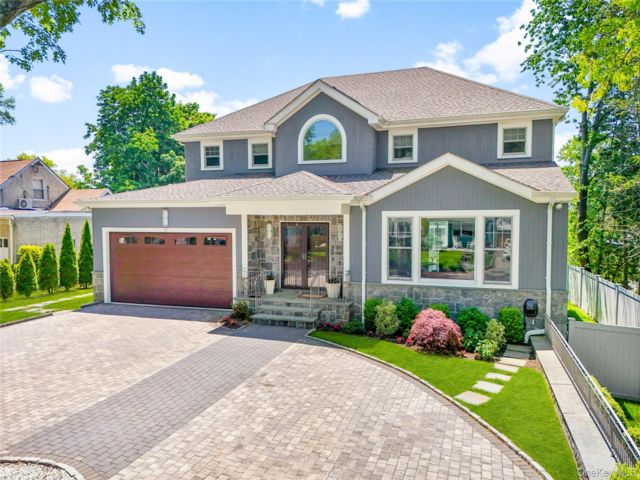  4 BR,  4.00 BTH &nbsp;Colonial style home in New Rochelle