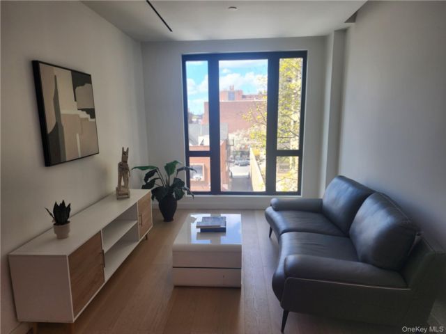  1 BR,  1.00 BTH &nbsp;Contemporary style home in Forest Hills