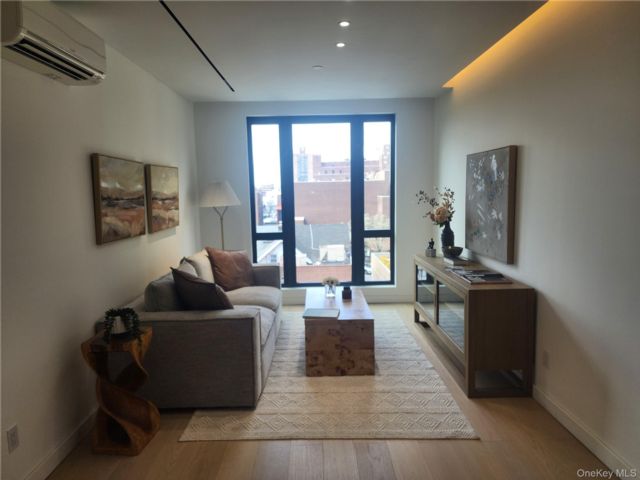  1 BR,  1.00 BTH &nbsp;Contemporary style home in Forest Hills