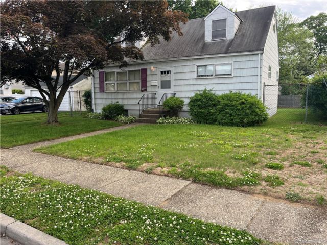  4 BR,  1.00 BTH &nbsp;Cape cod style home in West Hempstead