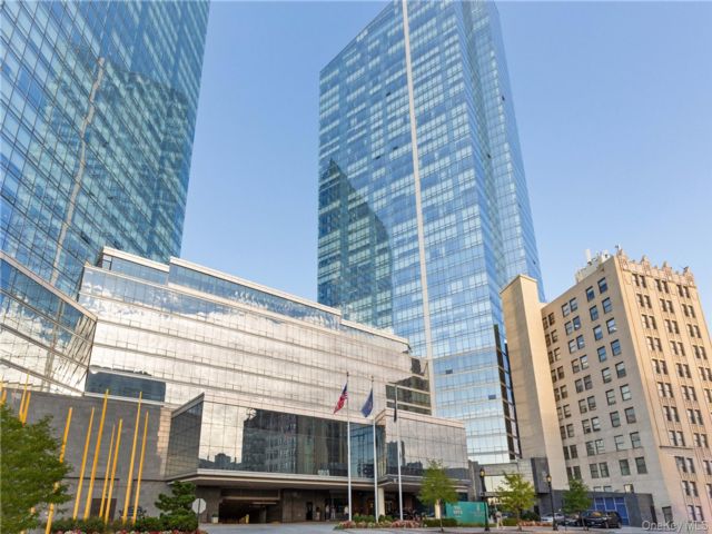  3 BR,  4.00 BTH &nbsp;High rise style home in White Plains