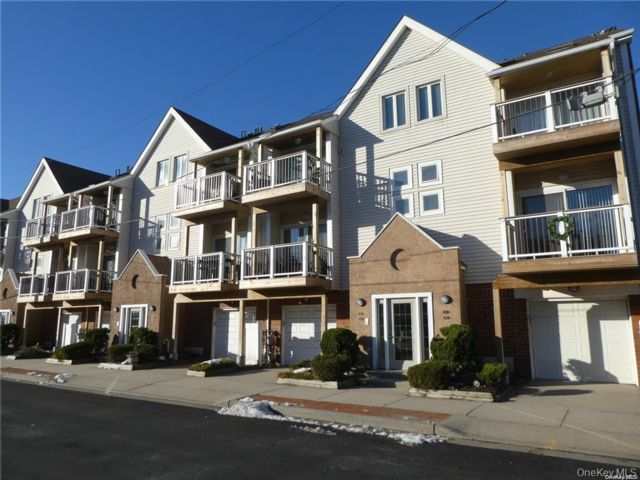  2 BR,  1.00 BTH &nbsp;Condo style home in Long Beach