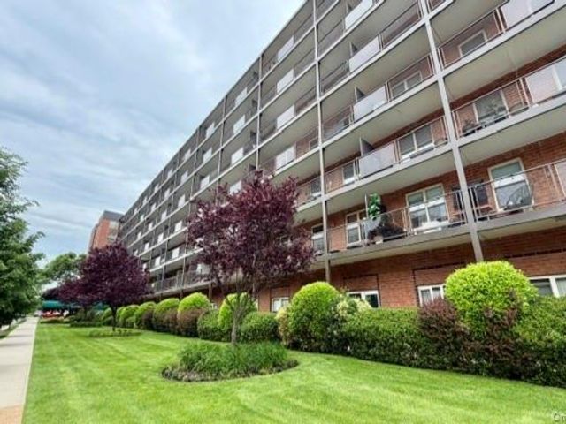  1 BR,  1.00 BTH &nbsp;Garden style home in Hempstead