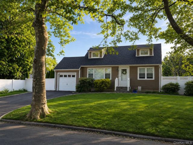 [Commack Real Estate, listing number 7292526]