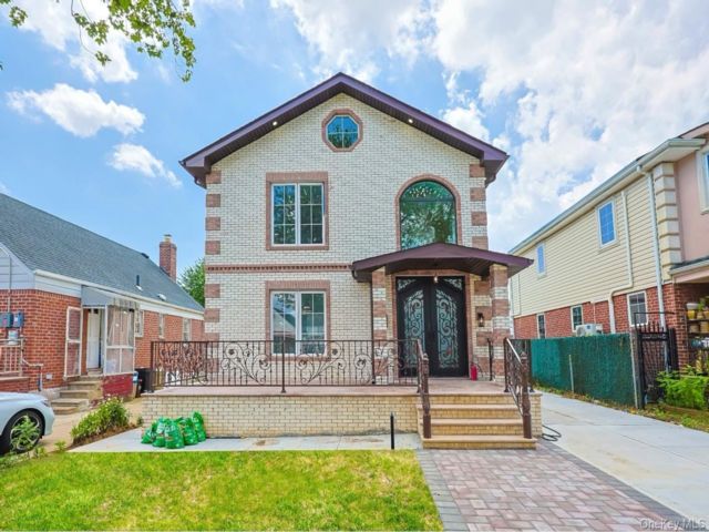  4 BR,  4.00 BTH &nbsp;Colonial style home in Bellerose