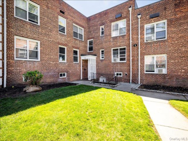  1 BR,  1.00 BTH &nbsp;Garden style home in Roslyn Heights