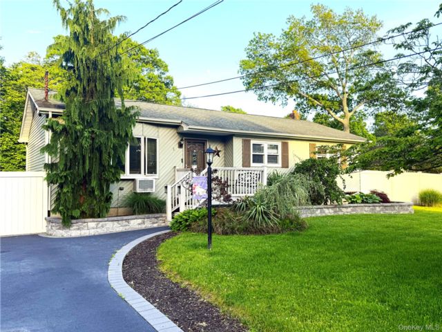  3 BR,  1.00 BTH &nbsp;Ranch style home in Shirley