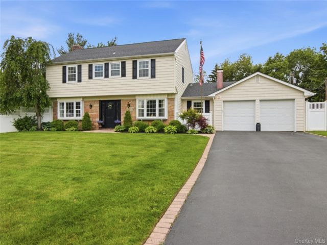  4 BR,  3.00 BTH &nbsp;Colonial style home in Stony Brook