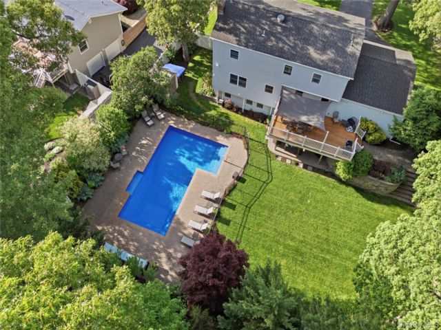  4 BR,  3.00 BTH &nbsp;Colonial style home in East Setauket