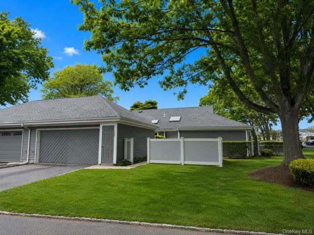  2 BR,  2.00 BTH &nbsp;Garden style home in Moriches
