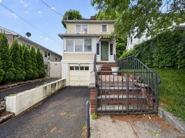  3 BR,  2.00 BTH &nbsp;Colonial style home in White Plains