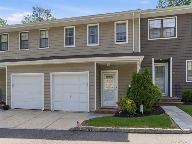  2 BR,  3.00 BTH &nbsp;Condo style home in Huntington