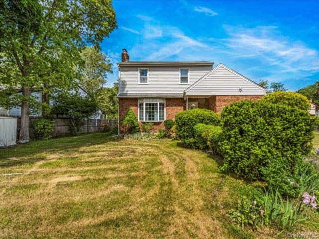 3 BR,  2.00 BTH &nbsp;Colonial style home in Huntington