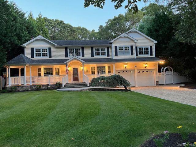  5 BR,  4.00 BTH &nbsp;Colonial style home in Smithtown