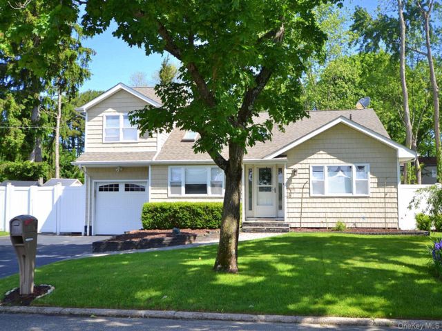  4 BR,  2.00 BTH &nbsp;Split level style home in Port Jefferson Station