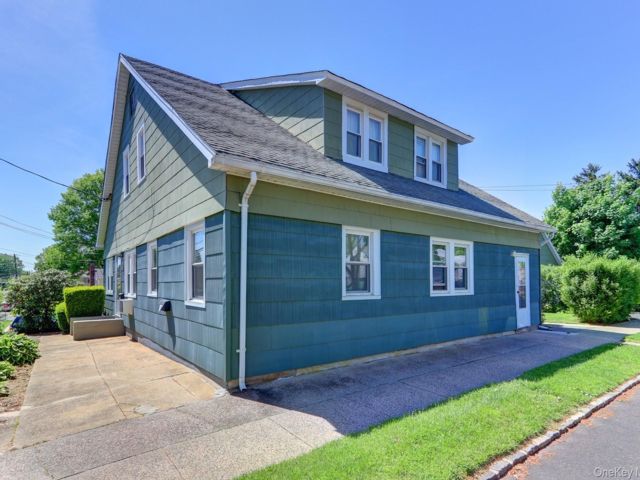  6 BR,  3.00 BTH &nbsp;House style home in Albertson