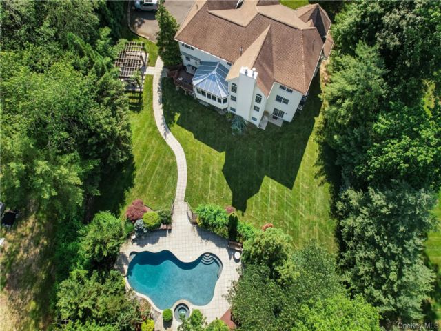  5 BR,  3.00 BTH &nbsp;Colonial style home in Chestnut Ridge