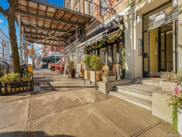  2 BR,  1.00 BTH &nbsp;Mid rise style home in New York (manhattan)