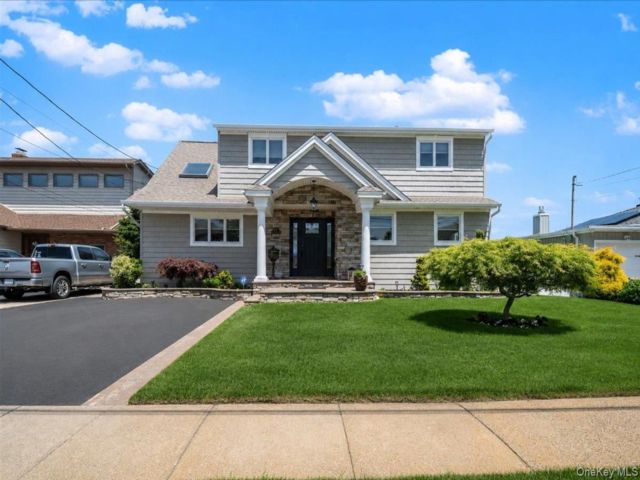  4 BR,  2.00 BTH &nbsp;Colonial style home in Massapequa
