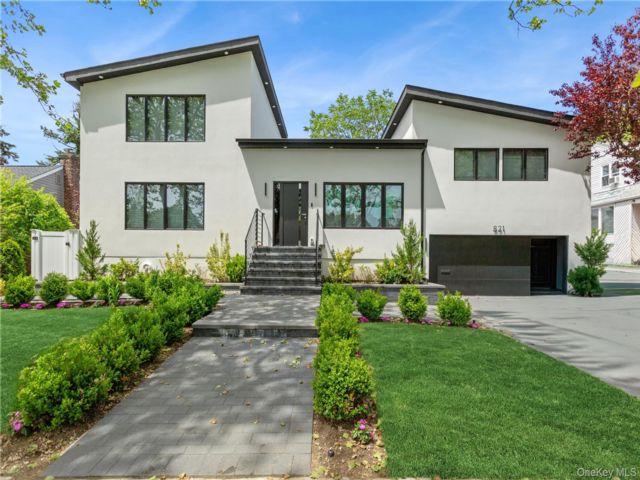  6 BR,  4.00 BTH &nbsp;Contemporary style home in North Woodmere