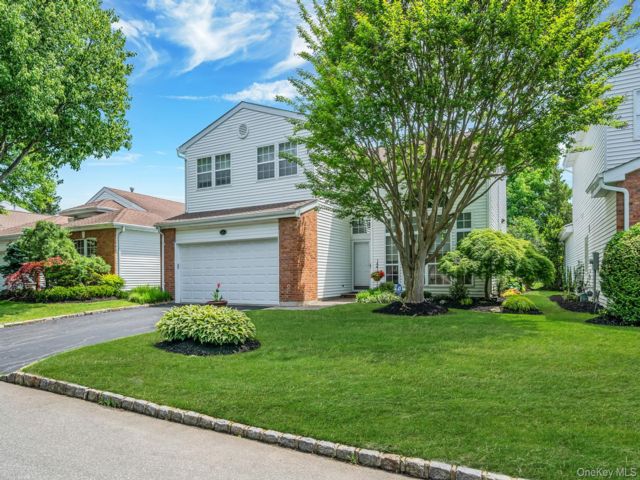  3 BR,  3.00 BTH &nbsp;Other style home in Commack