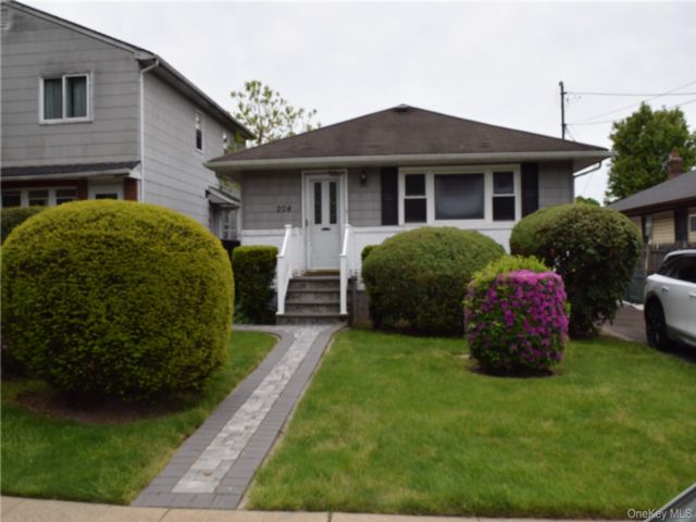  4 BR,  2.00 BTH &nbsp;Ranch style home in Hempstead