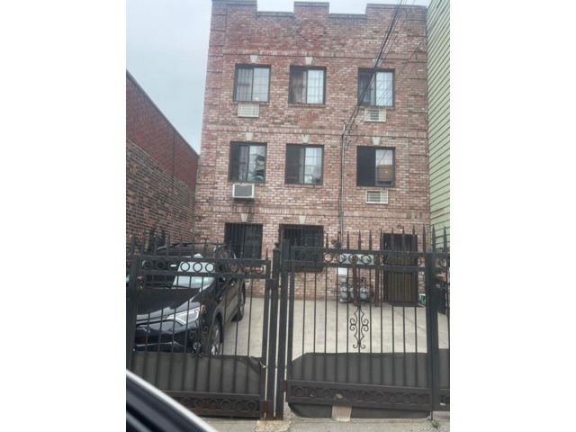  8 BR,  5.00 BTH &nbsp;House style home in Morrisania