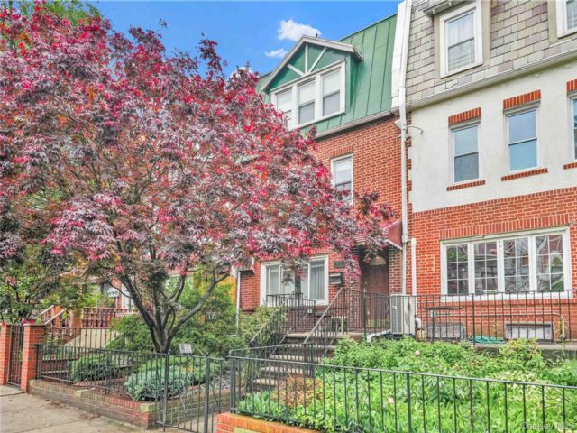  4 BR,  5.00 BTH &nbsp;Colonial style home in Astoria
