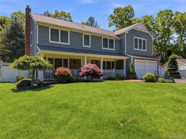  4 BR,  4.00 BTH &nbsp;Colonial style home in Stony Brook