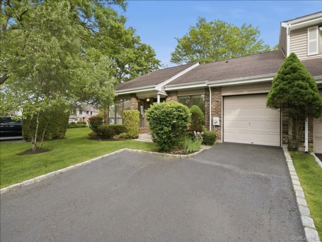  2 BR,  2.00 BTH &nbsp;Garden style home in Smithtown