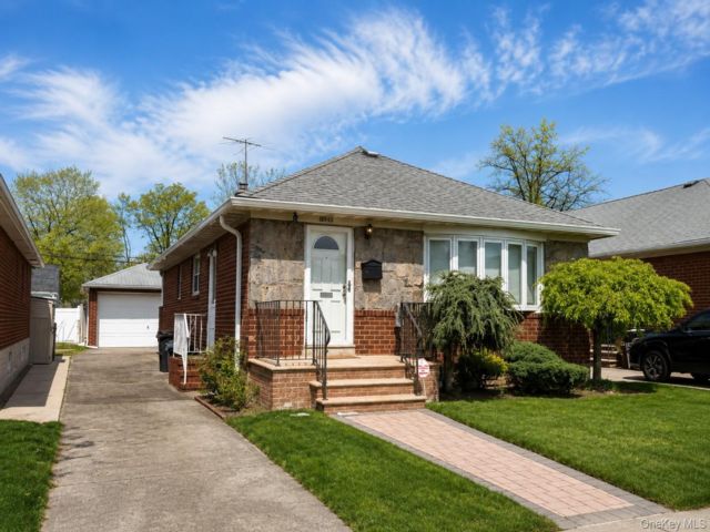  3 BR,  2.00 BTH &nbsp;Ranch style home in Whitestone