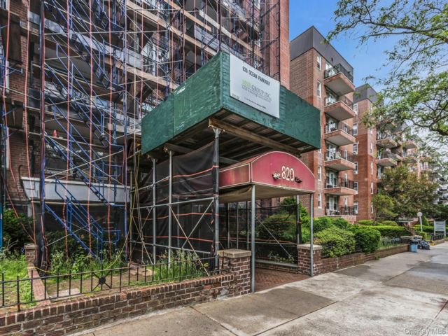  1 BR,  1.00 BTH &nbsp;Mid rise style home in Flatbush