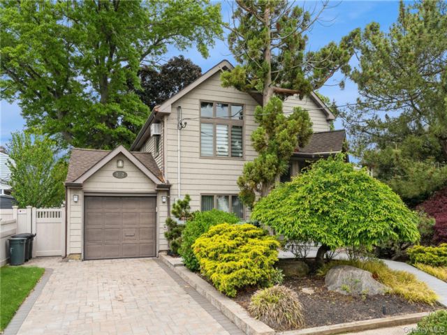  3 BR,  2.00 BTH &nbsp;Split level style home in Merrick