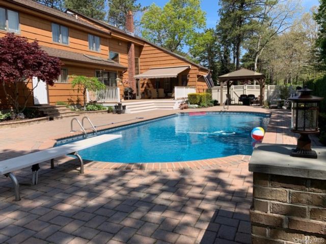  5 BR,  4.00 BTH &nbsp;Post modern style home in Port Jefferson Station