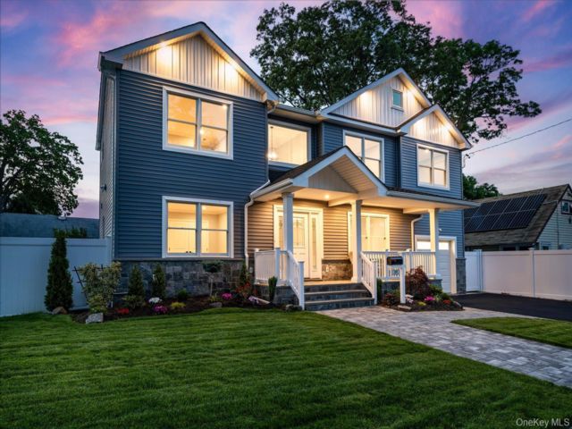  5 BR,  5.00 BTH &nbsp;Colonial style home in Oceanside