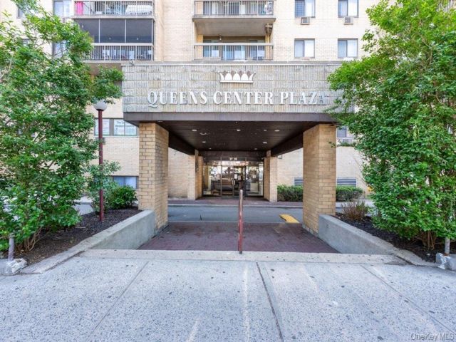  2 BR,  1.00 BTH &nbsp;High rise style home in Elmhurst